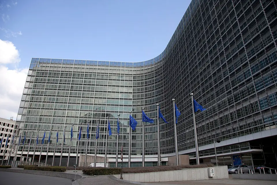 UE vai libertar cerca de 42 milhões de barris de petróleo para travar a subida de preços