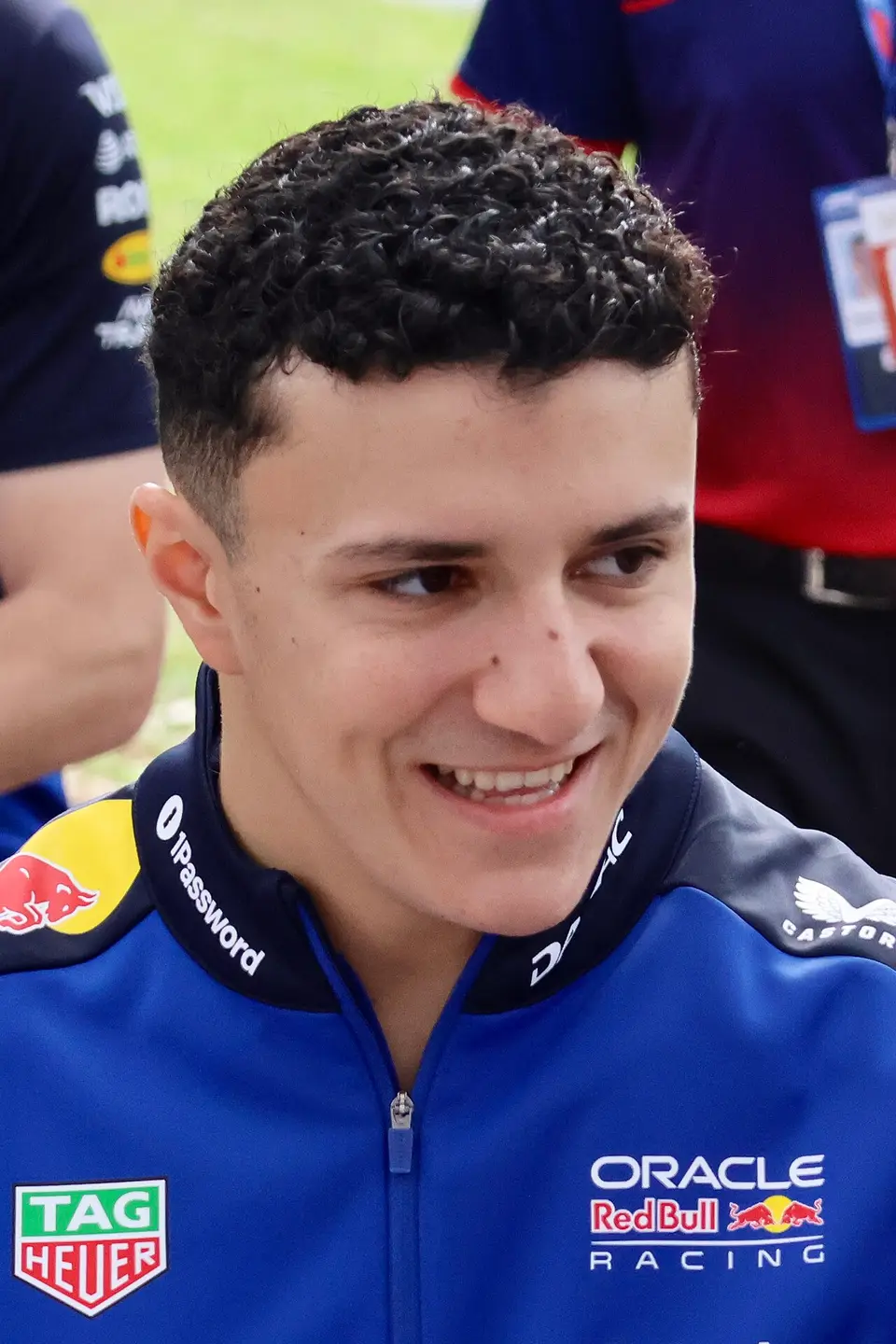 Isack Hadjar empuja a un aficionado en el GP de México y la FIA lo cita